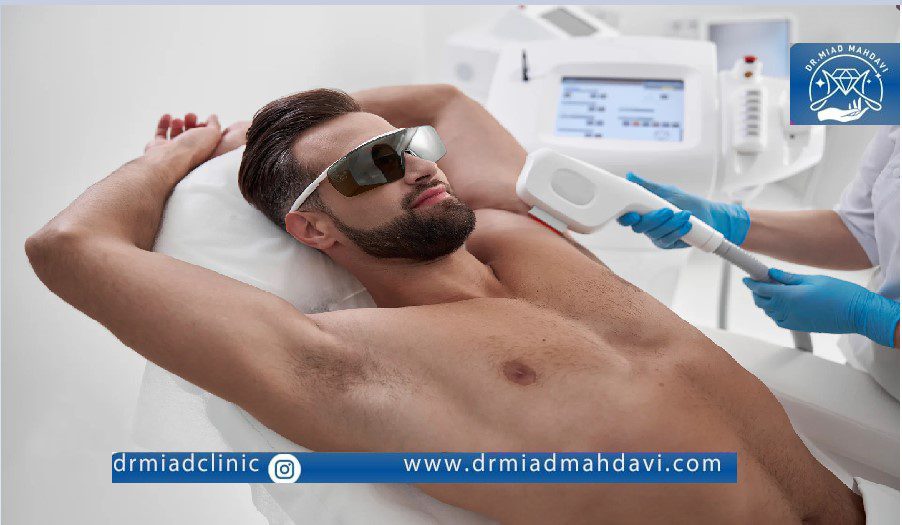 عکس لیزر زیر بغل آقا توسط اپراتور |قیمت لیزر کل بدن 1403 در آقایان