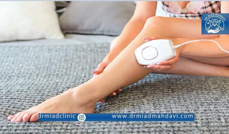 عکس دختری که با دستگاه لیزر خانگی پاهاش رو لیزر میکنه | دستگاه لیزر خانگی